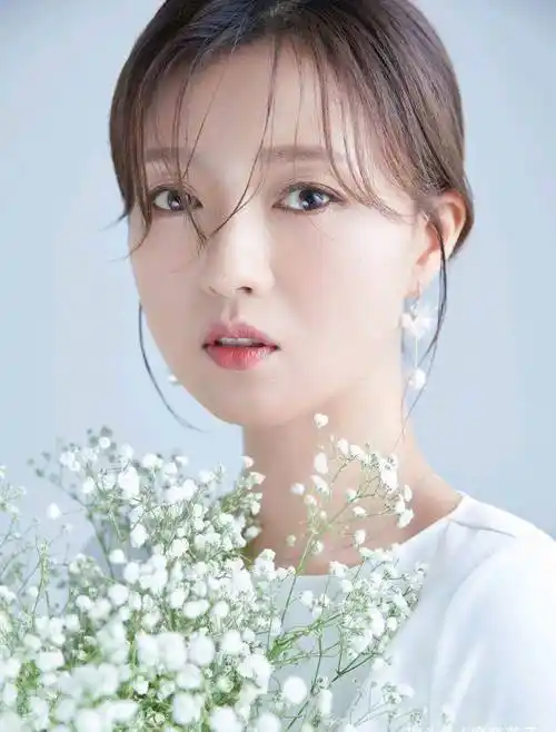 原创43岁的傅晶好优雅身穿一袭黑色连衣裙搭配精致耳环这气质绝了