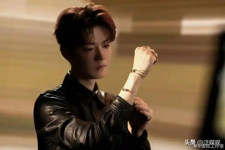 都是年轻偶像,靠粉丝上位的他们为何不肯爱惜羽毛_肖战_明星_鞠婧祎