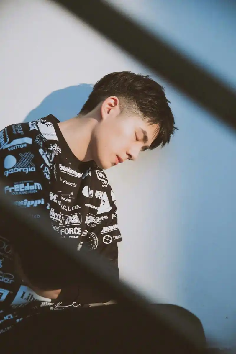 刘昊然帅气短发男孩,带来初夏的第一抹清爽