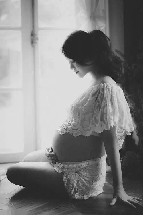 所以伊能静怀孕时,反映比较大,很痛苦,但伊能静可不是一般人,还是坚持