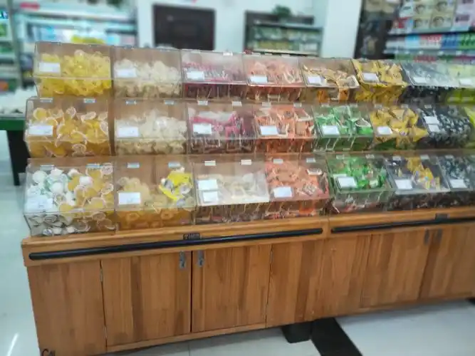 散装食品陈列整齐,标识清晰