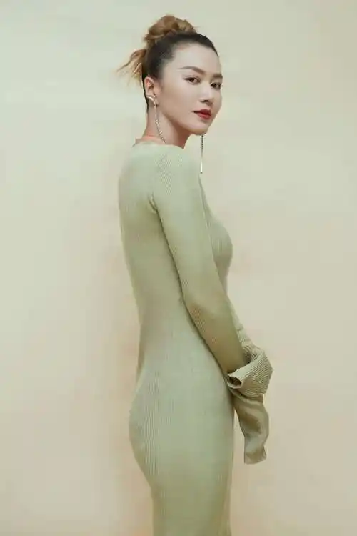 37岁谭维维身材好丰满,嫩绿针织长裙秀凹凸感,叠穿纱裙又潮又飒_造型