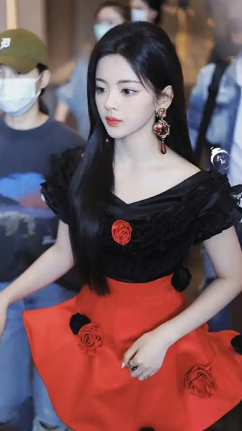 杨超越把玫瑰穿在身上了##漂亮的战斗