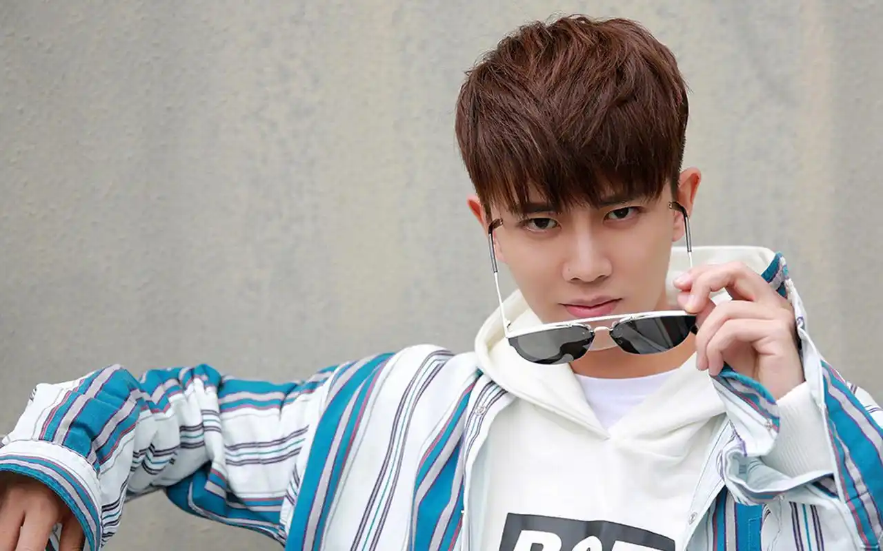 首页 桌面壁纸 任嘉伦休闲帅气街拍图片电脑壁纸上一张下一张查看原图