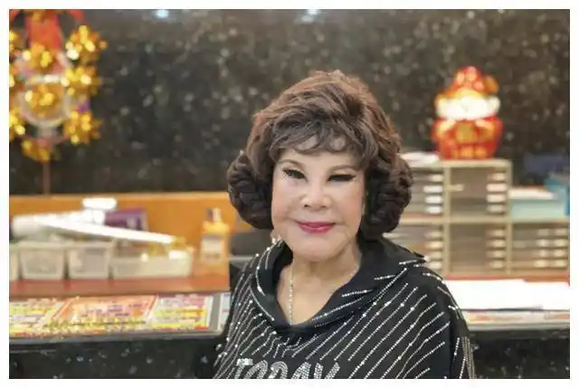 87岁黄夏蕙罕见素颜露脸尽显慈祥亲切,为人心善自资购口罩赠长者_照片