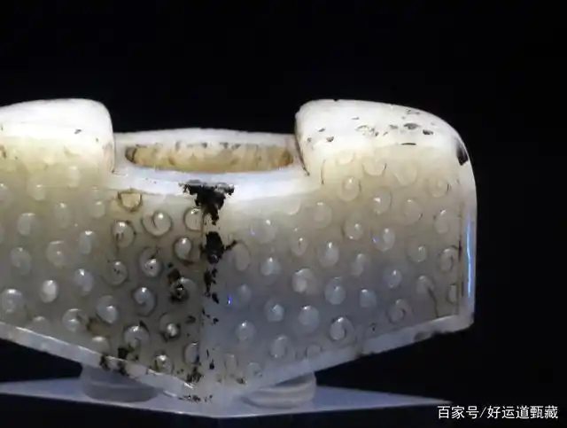 古玉的水银沁,古玉沁色中的黑色,称为水银沁俗称之为黑漆古