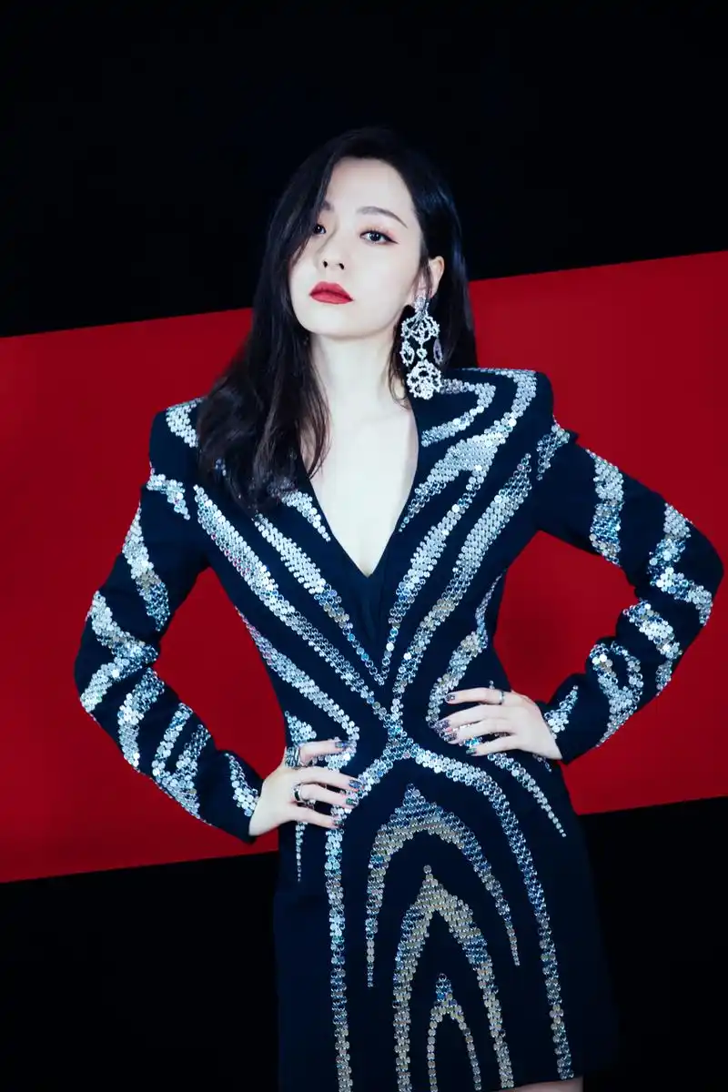 张靓颖@张靓颖中国新说唱画映交错,光影迷情,指间的黑白玫瑰,与浓烈