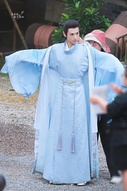 刚刚去逛一圈微博,收获一波美图,罗云熙的腰啊!