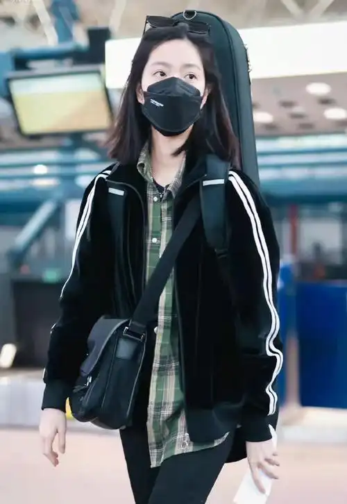 庄达菲穿运动外套配格纹衬衫与牛仔裤简单清爽少年感十足