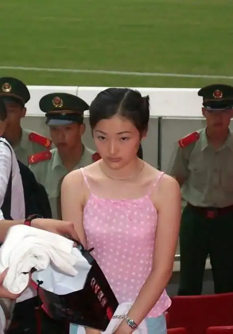 庭审视频,而在回答法官的问题时,这位曾经帮助法子英杀害多人的女罪犯