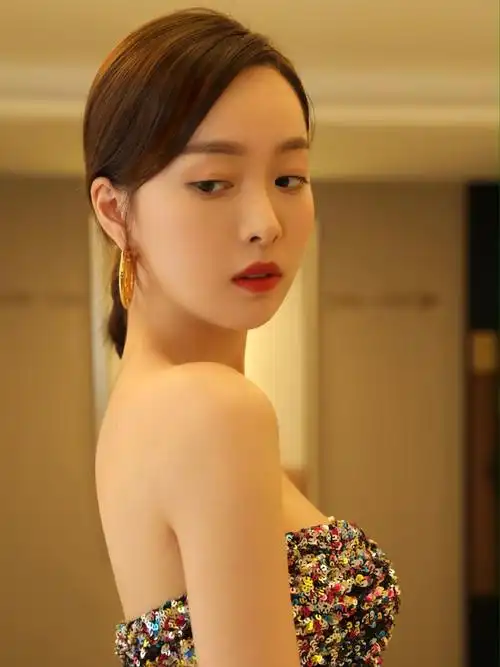 大秀性感的腰部曲线和纤细的小蛮腰,也很好地修饰了赵尧珂的身材比例