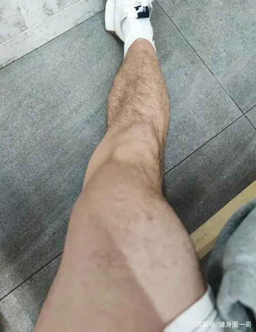 空少小哥健身日常,胸毛腹毛连成线,满身精肌太可了!