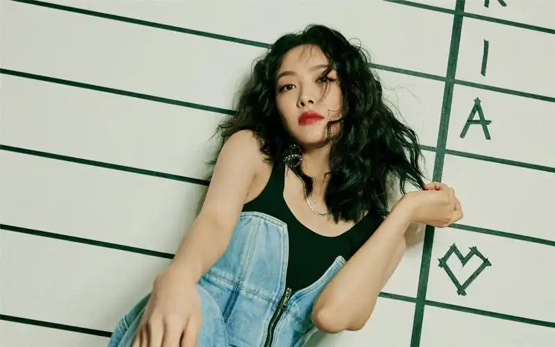 宋茜蓬松卷发酷美高清桌面壁纸