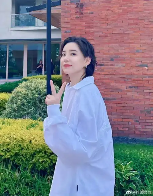 李斯丹妮主打走哪逛哪##李斯丹妮刘忻万妮达内讧##来活了兄弟