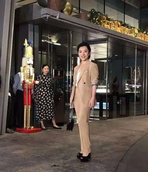 刘璇踩厚底鞋,153的身高暴露的真实,穿西装只能看上半身!