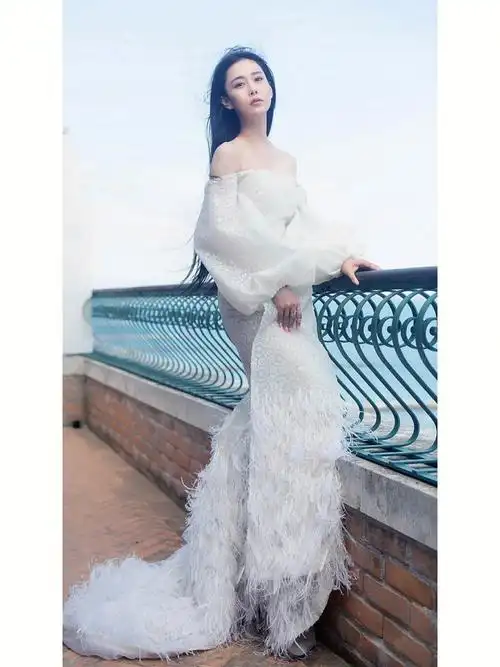 张馨予性感妩媚写真