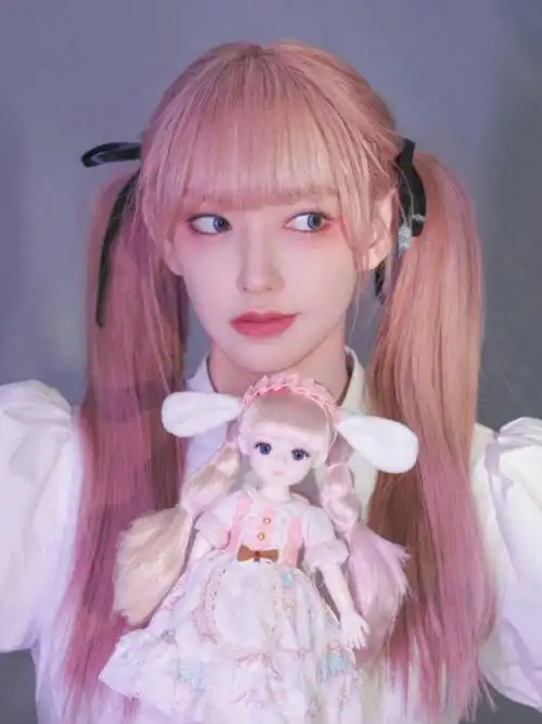 程潇粉发双马尾蓝瞳造型