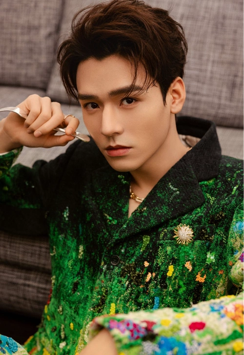 春天在那龚俊的西装上,这是现代时装工艺的巅峰之作