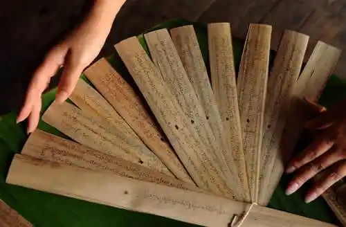 许多佛寺里都保存著大量刻写在树叶上的佛经,人们称之为傣族贝叶经