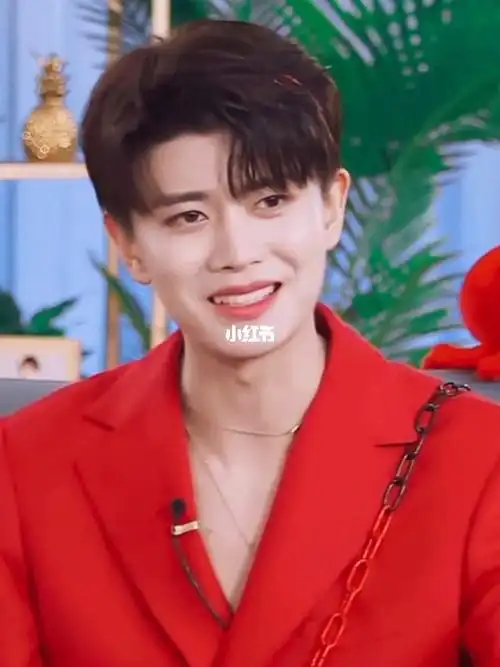 怎么会有男人穿红色这么好看任嘉伦好帅