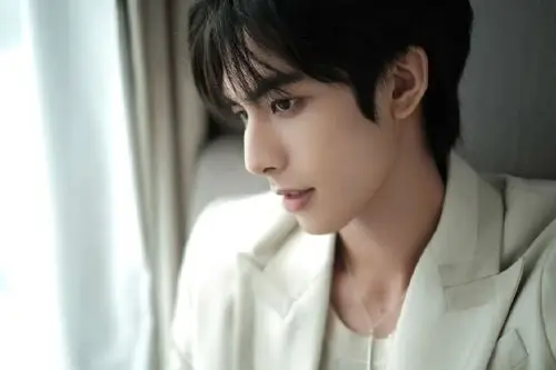 上游时尚|宋威龙上演"侧颜杀"