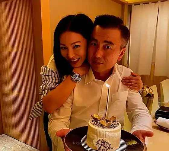 罕秀恩爱,富商老公已满头白发,婚后住别墅很惬意_朱建昆_爱情_感情