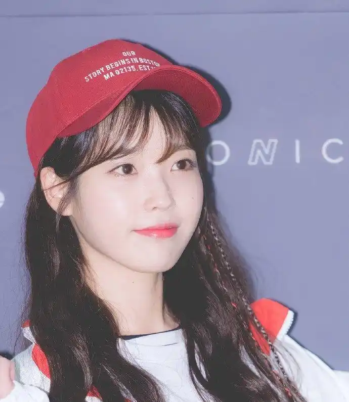 iu一身运动装显少女活力,戴棒球帽,可爱清纯!