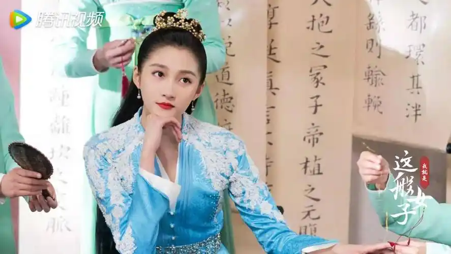 班婳(关晓彤 饰)