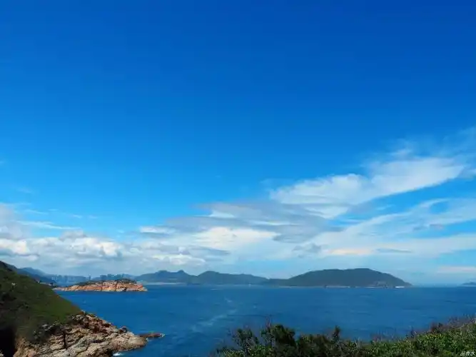 蓝天白云青山大海香港岛海边徒步曾经的秘境美丽的鹤咀