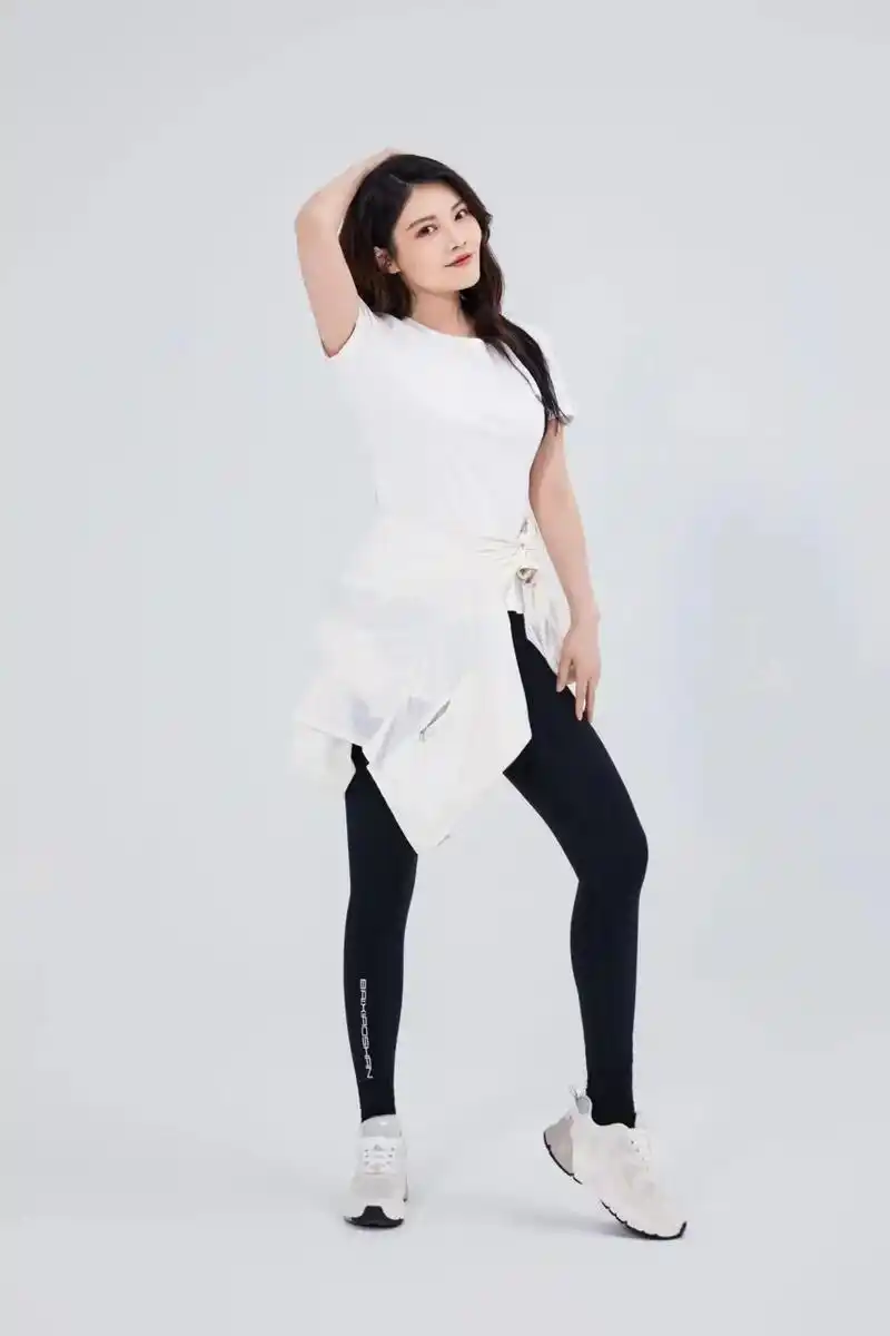 东北美女徐冬冬,白色上衣黑色紧身裤格外鲜明.#美女# #徐冬冬