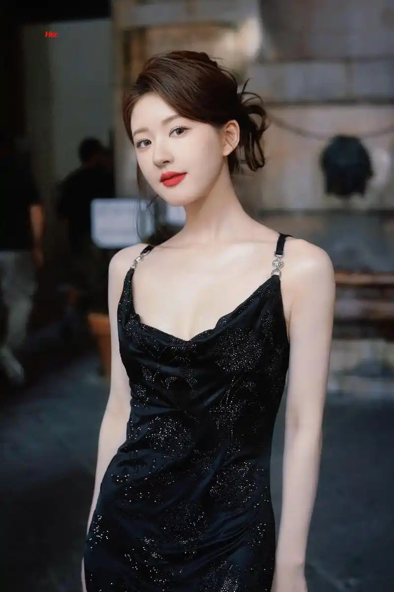 赵露思黑色吊带连衣裙包包