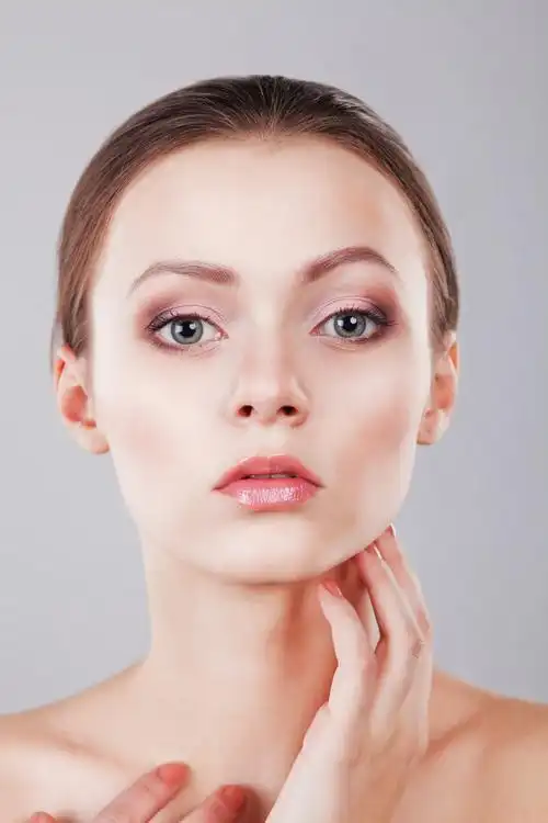 新鲜清洁肌肤美丽年轻女性脸