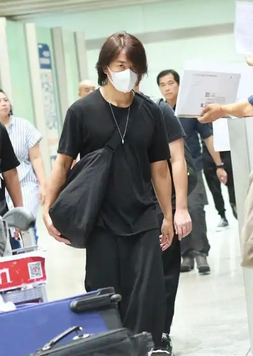 51岁郑伊健褪去了陈浩南的痞气背麻袋疾走似暴发户