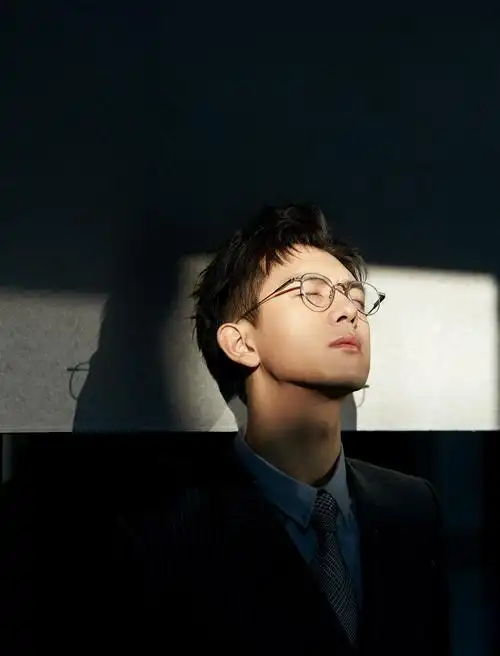 李现条纹西装细框眼镜霸道总裁造型