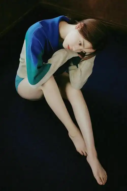 美女明星光脚丫指甲油显的脚丫又白又嫩