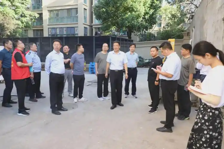 胡培刚带队沿崇福大道检查督导商城县美丽家园清洁行动