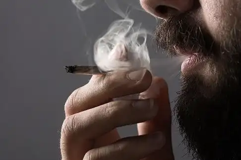 经常吸烟的人,如果身体的这些部位是干净的,或许长寿_