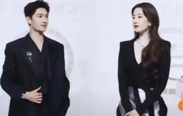 刘亦菲出席宝格丽活动,主动拥抱杨洋,杨洋略显拘谨被质疑格局小