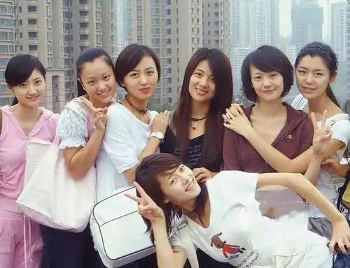 郑爽和景甜为同班同学,想要脱颖而出,光靠先天,必然是不足得,于是郑爽