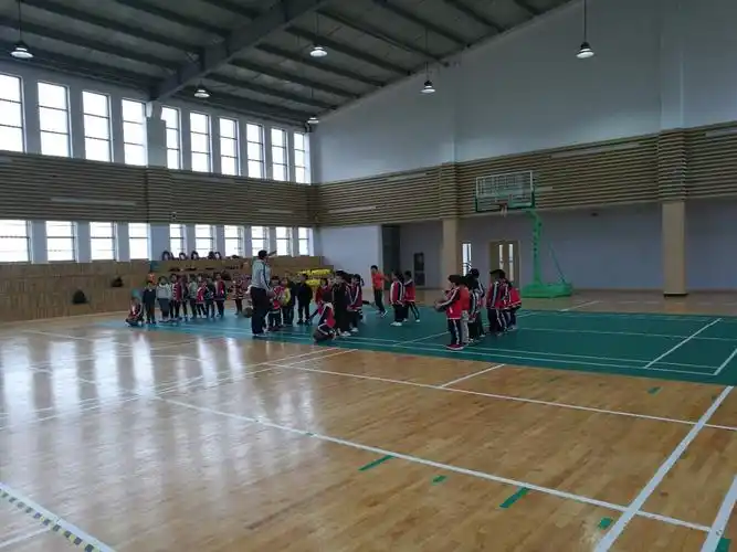 室内体育馆内体验上体育课.