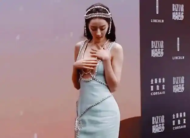 身穿深v礼服却一直捂胸金星发文吐槽多位女星躺枪