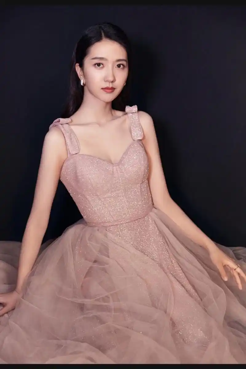 许龄月吊带裙造型,时尚又优雅!