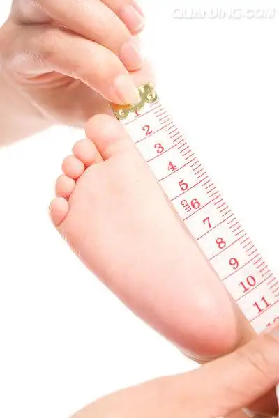 大人测量小孩的脚的长度