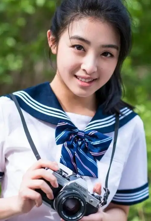 33岁张含韵颜值崩塌,体重失控"胖"到满脸是肉,差点没有认出来