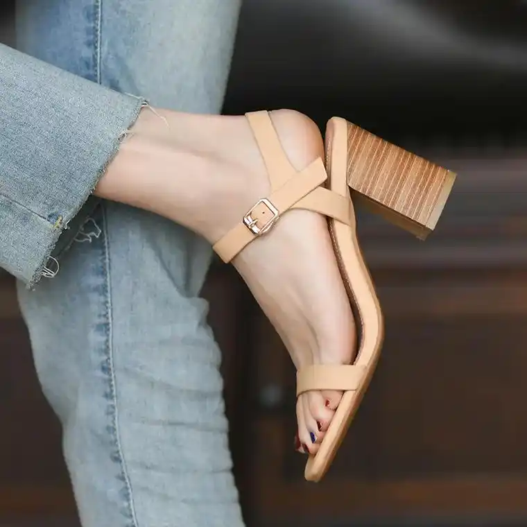 气质裸色一字带凉鞋917815.