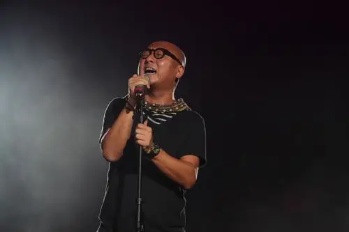 17/24                  人气歌星零点乐队主唱周晓鸥