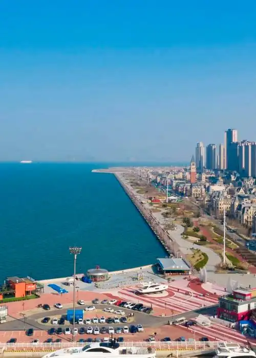 位于海南岛的最南端,具有热带海滨风景特色的国际旅游城市,中国海滨