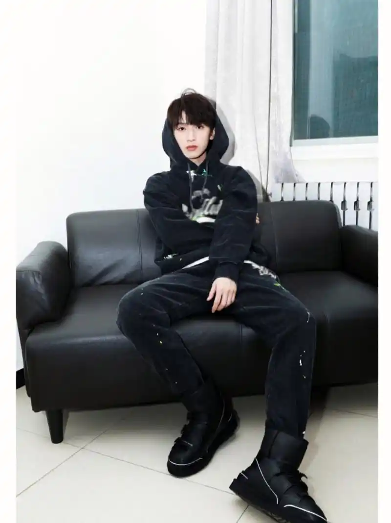 严浩翔私服穿搭  严浩翔的私服穿搭品味非凡,这款荧光泼墨套装令人