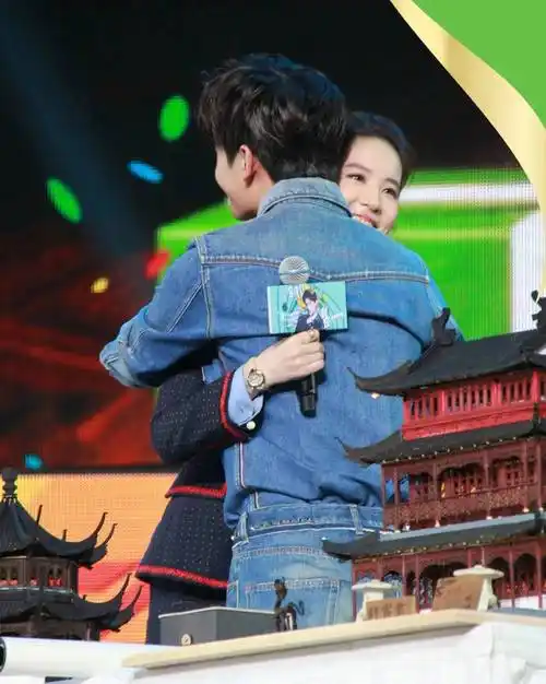 刘亦菲又鲨疯了!宝格丽后台和杨洋拥抱,微博之夜跟肖战 .