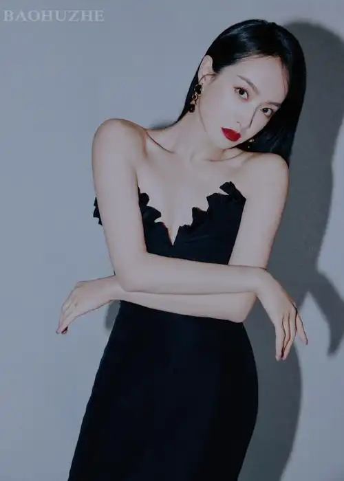 宋茜[超话]##宋茜暮夜樱花裙# #时尚文化.